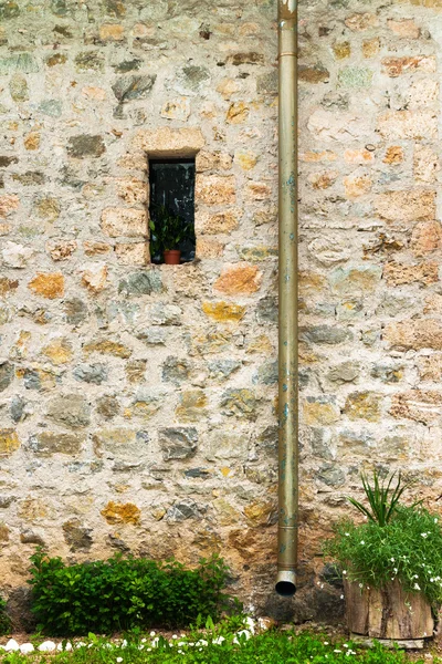 Achtergrondafbeelding van oude kerk muur met een klein venster. — Stockfoto