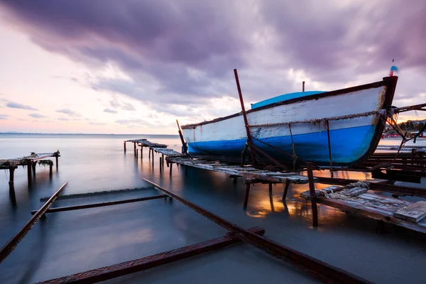 在日落时一个渔村里的木制船 — 图库照片