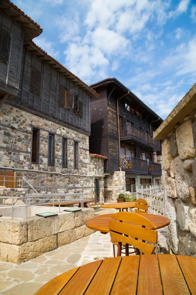 Lege tabellen in een openlucht restaurant, Sozopol, Bulgarije — Stockfoto