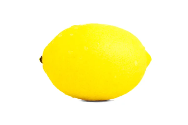Свежий лимон с капельками воды на белом фоне — стоковое фото