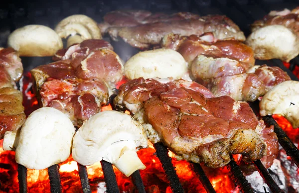 Côtelettes de porc et champignons Champignon grillés sur un barbecue — Photo