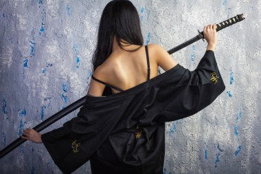 kimono bir katana ile güzel Asyalı kız