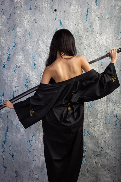 Beautiful Asian girl in kimono with a katana — Stock Photo, Image