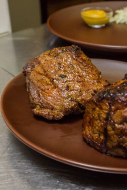 plaka üzerinde sulu bir biftek pişmiş