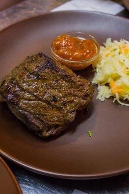 plaka üzerinde sulu bir biftek pişmiş