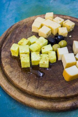 Yönetim Kurulu ile zeytin peynir. peynir farklı türleri