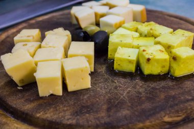 Yönetim Kurulu ile zeytin peynir. peynir farklı türleri