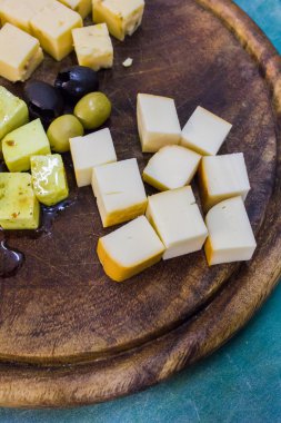 Yönetim Kurulu ile zeytin peynir. peynir farklı türleri