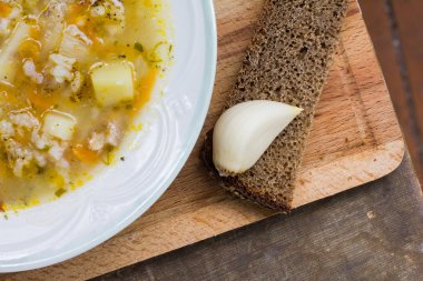 bir tabakta sebze ile ev yapımı balık çorbası