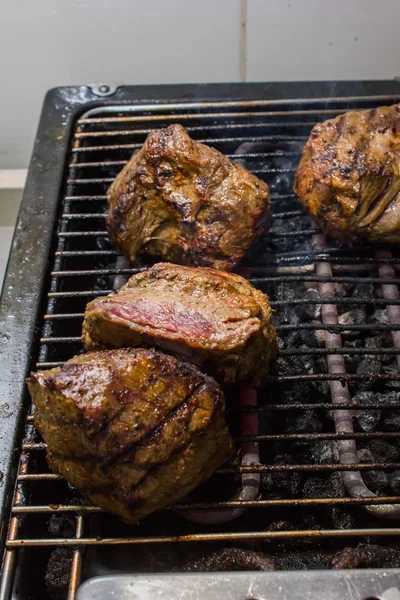 O chef cozinha o bife na grelha — Fotografia de Stock