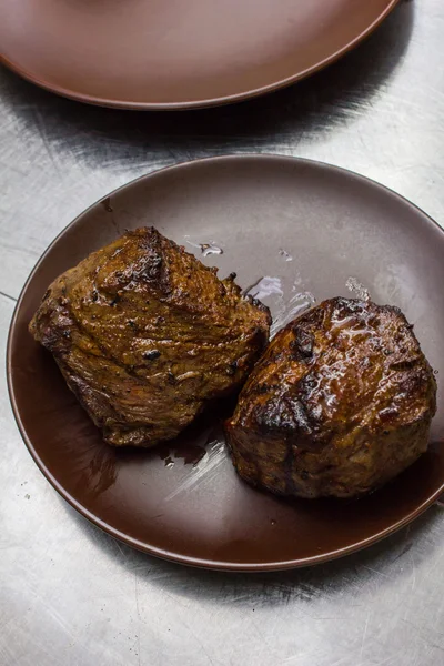 Cozinhou um bife suculento no prato — Fotografia de Stock