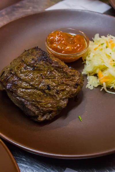 plaka üzerinde sulu bir biftek pişmiş