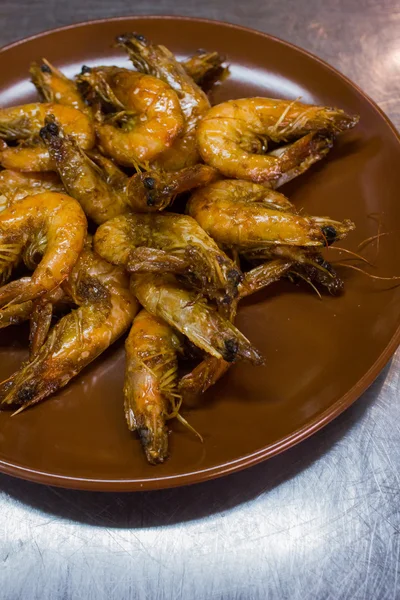 Delicious fried shrimp in a brown plate — Stock Photo, Image