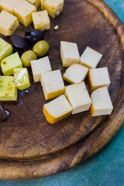 Yönetim Kurulu ile zeytin peynir. peynir farklı türleri