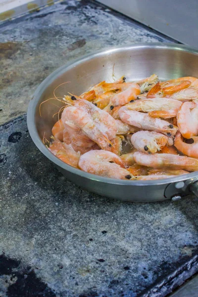 The chef cooks prawns in the pan — Stock Photo, Image
