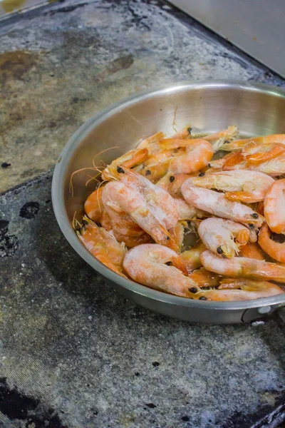 Le chef cuisine des crevettes dans la casserole — Photo