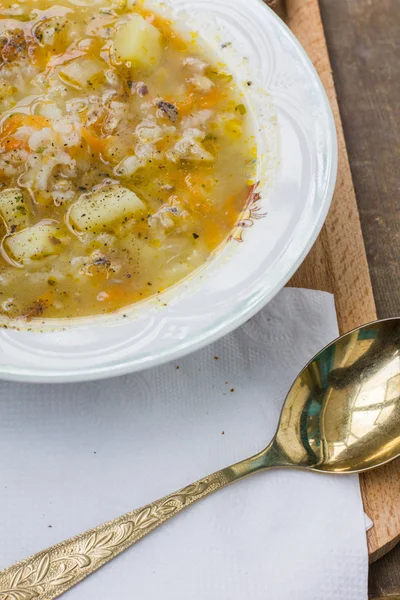皿の上の野菜入り自家製魚のスープ — ストック写真
