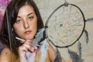 cam rüya yakalayıcı üzerinde resmi kız ressamın