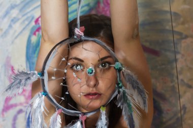 güzel kız sanat ile boyalı rüya yakalayıcı