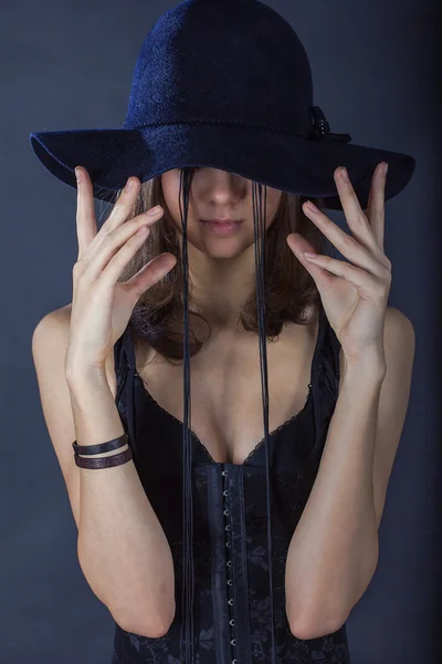 Chica con pestañas largas y falsas en el sombrero — Foto de Stock