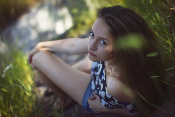 Portrait d'une fille dans les escaliers — Photo