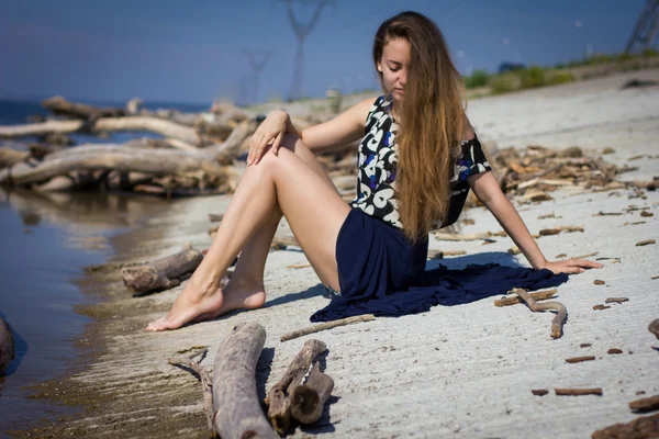 Dívka na pláži v protokolech — Stock fotografie