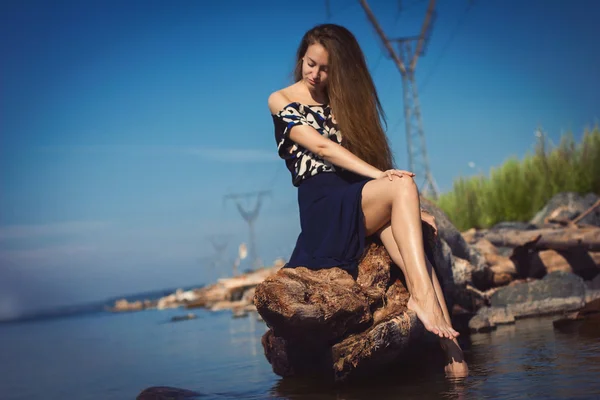 Дівчина на пляжі біля колод — стокове фото