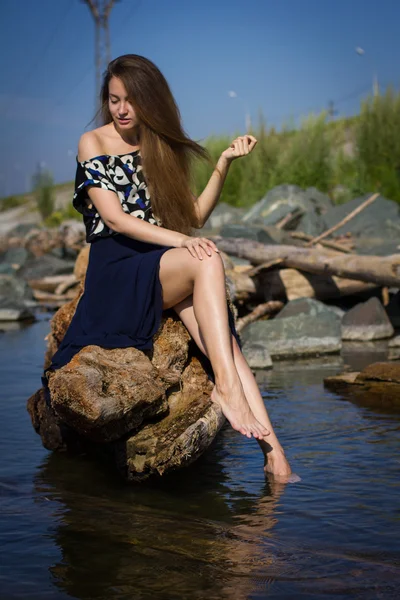 Fille sur la plage aux bûches — Photo