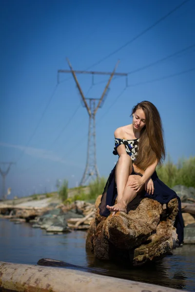 Girl on the beach at the logs — Stock Photo, Image