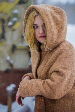 mantoyu sokakta kız 