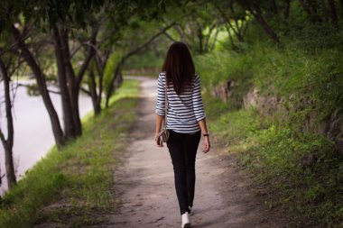 bir t-shirt kız geliyor