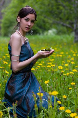 bir kelebek tutan dandelions kız