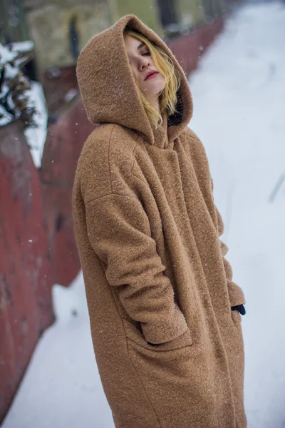 The girl in the coat on the street — Stock Photo, Image