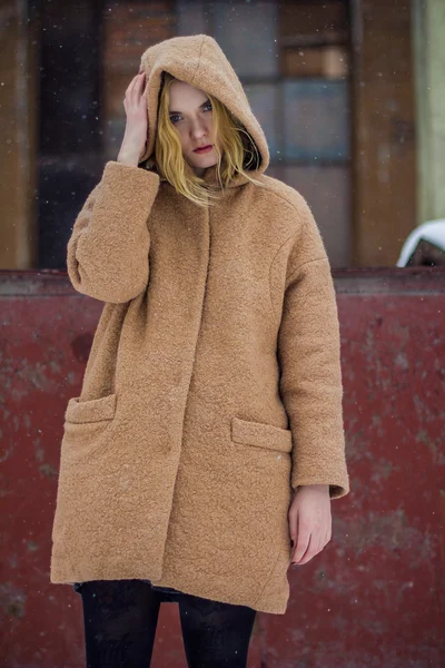 La chica del abrigo en la calle —  Fotos de Stock