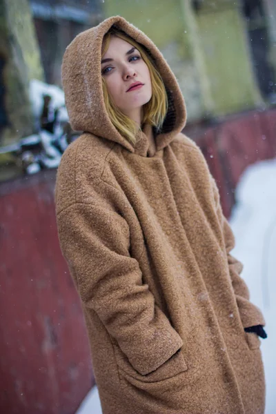 The girl in the coat on the street — Stock Photo, Image