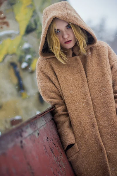 A menina com o casaco na rua — Fotografia de Stock