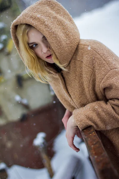 The girl in the coat on the street — Stock Photo, Image