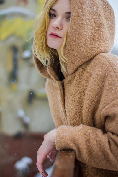 The girl in the coat on the street — Stock Photo, Image