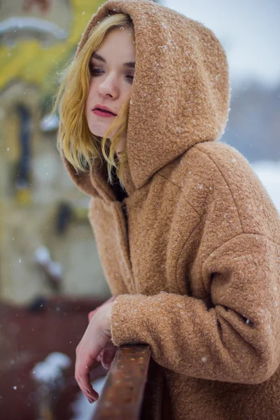 The girl in the coat on the street — Stock Photo, Image