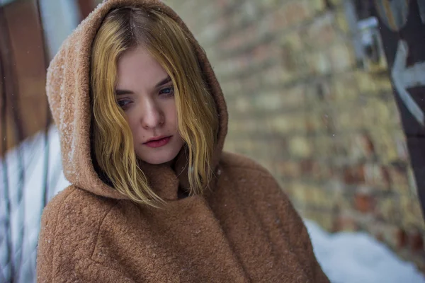 The girl in the coat on the street — Stock Photo, Image