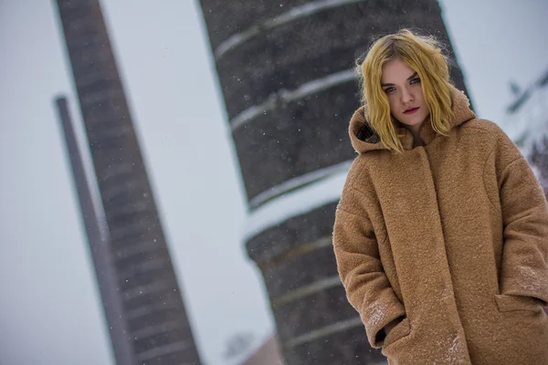 The girl in the coat on the street — Stock Photo, Image