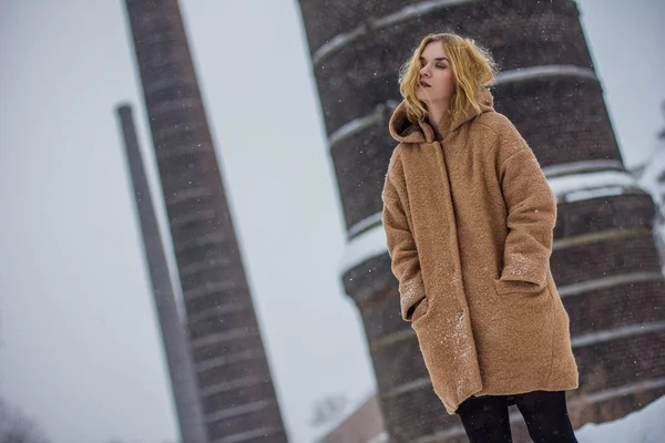 The girl in the coat on the street — Stock Photo, Image