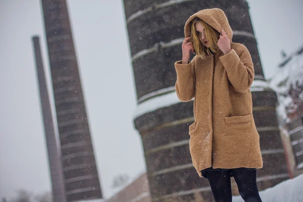 La chica del abrigo en la calle —  Fotos de Stock