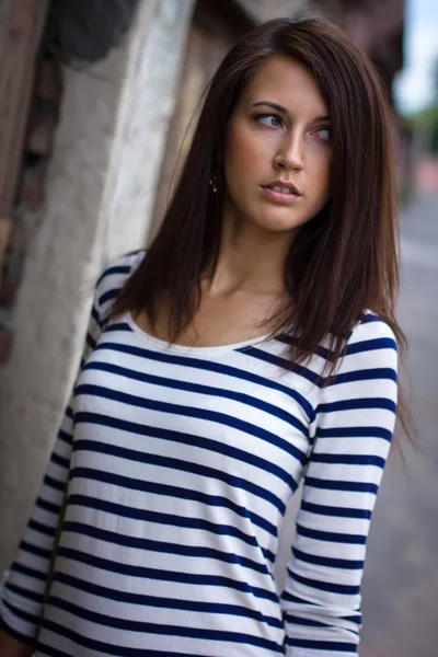 Retrato de uma menina bonita em uma camiseta na rua — Fotografia de Stock