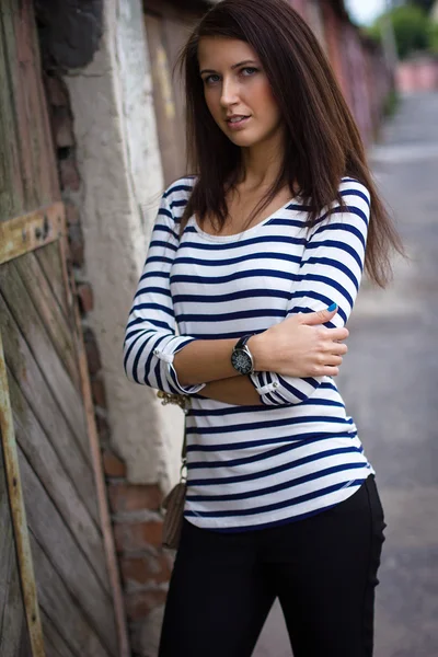 Kul tjej på gatan i en t-shirt — Stockfoto