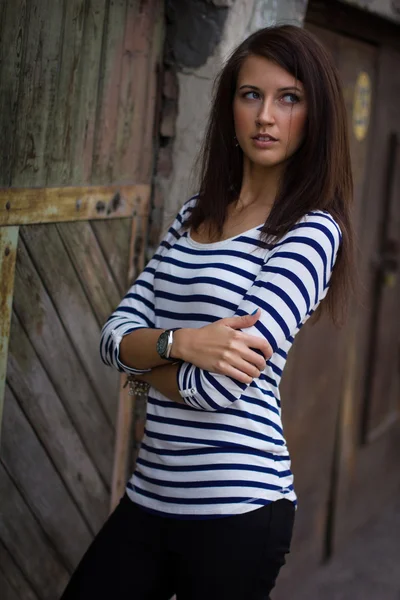 Retrato de una linda chica en una camiseta en la calle — Foto de Stock