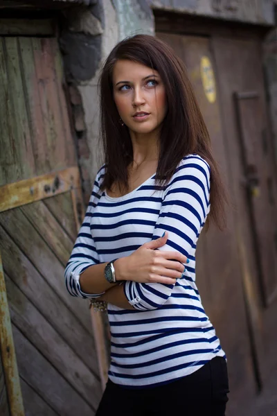 Portret van een schattig meisje in een t-shirt op de straat — Stockfoto