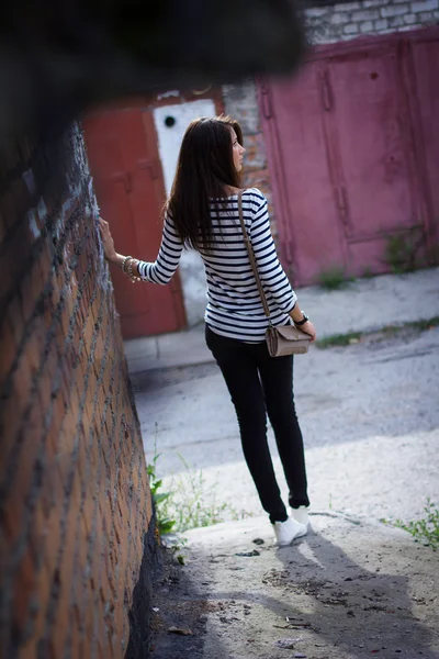 Girl in a t-shirt on the street — Stock Photo, Image