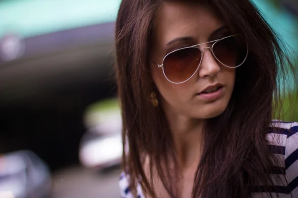รูปภาพของผู้หญิงที่มีสไตล์กับแว่นตาบนถนน — ภาพถ่ายสต็อก