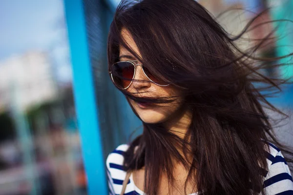 Retrato de mulher elegante com óculos na rua — Fotografia de Stock